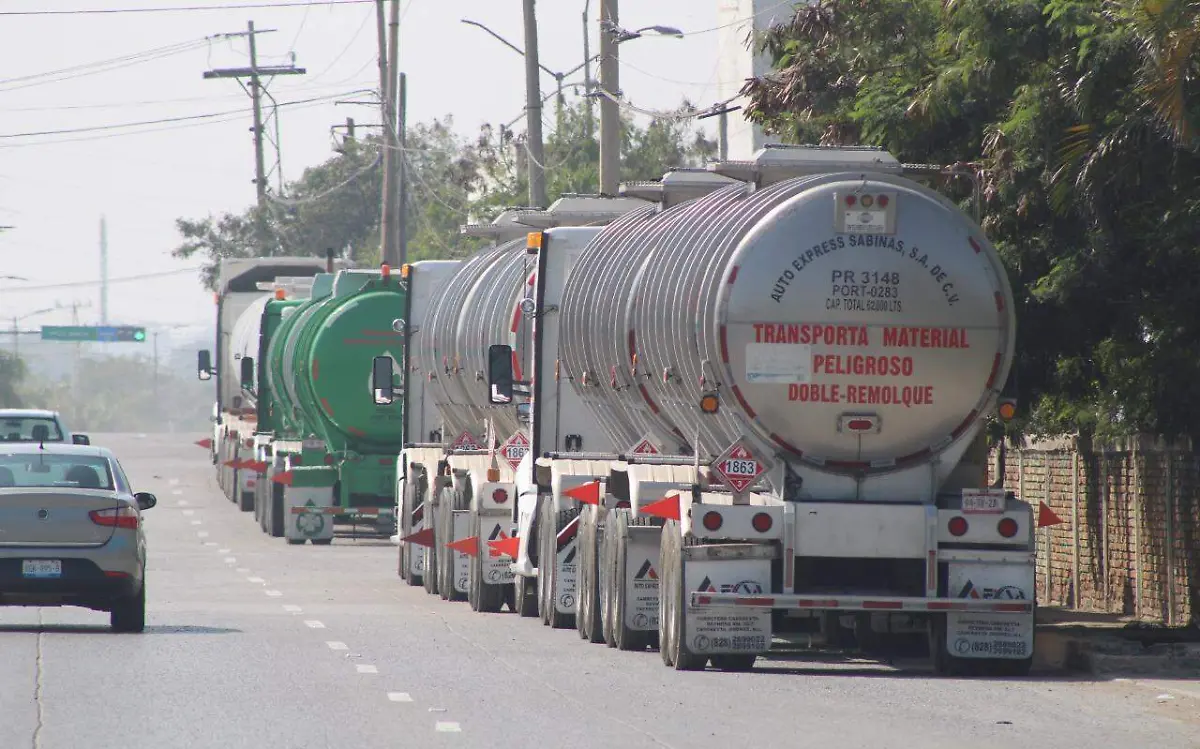 Sindicalizados exigen uniformes y equipo de seguridad a Pemex, conflicto afecta despacho de combustible Juan Hernández (3)